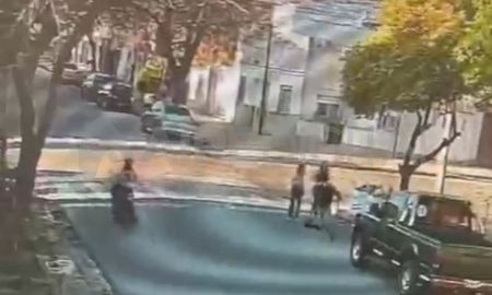 Captura del video en el que dos motochorros asaltan a dos jóvenes en el barrio Candioti Sur Captura del video en el que dos motochorros asaltan a dos jóvenes en el barrio Candioti Sur