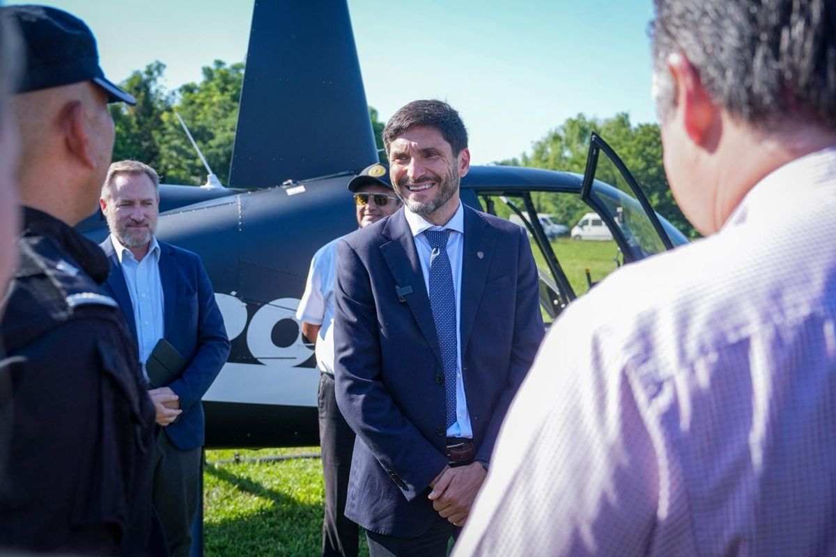 Maximiliano Pullaro entreg&oacute; un helic&oacute;ptero y camionetas para la Polic&iacute;a: "El miedo en Santa Fe cambi&oacute; de lado".