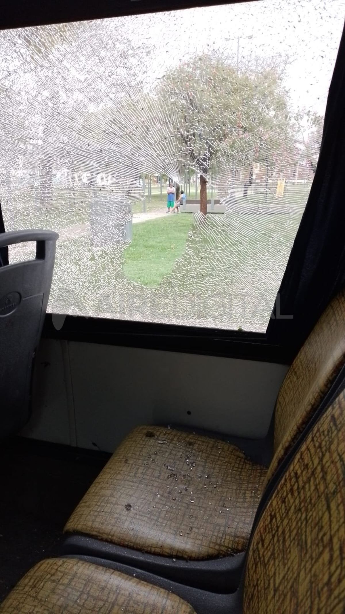 El ataque a piedrazos ocurrió entre las 16.30 y las 17 de este miércoles, y las piedras atravesaron la unidad de ventanilla a ventanilla. 