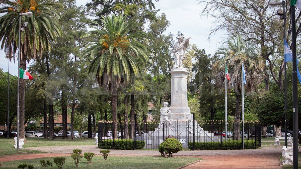 El Parque Independencia es un símbolo de Rosario. Fue diseñado en el año 1900 e inaugurado en 1902. Tiene una superficie de 126 hectáreas.