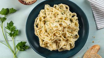 Receta de salsa Alfredo, un clásico para acompañar las pastas todo el año