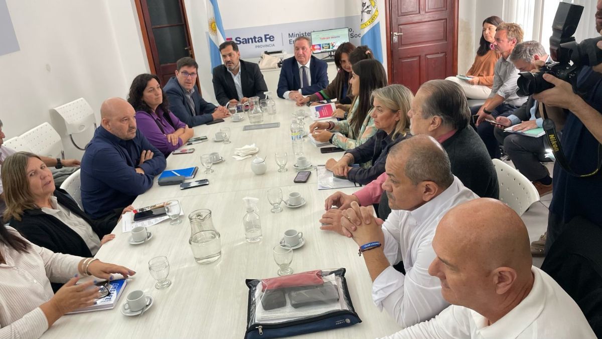 Los docentes salieron disconformes de las reuniones paritarias con el Gobierno: mientras Amsafe convocó a un paro; Sadop rechazó la oferta, pero no va a la huelga.