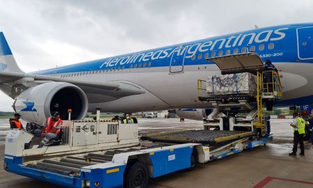 Hasta el momento, la cantidad de vacunas que llegaron al país en vuelos de Aerolíneas Argentinas es de 4.577.000. Hasta el momento, la cantidad de vacunas que llegaron al país en vuelos de Aerolíneas Argentinas es de 4.577.000.