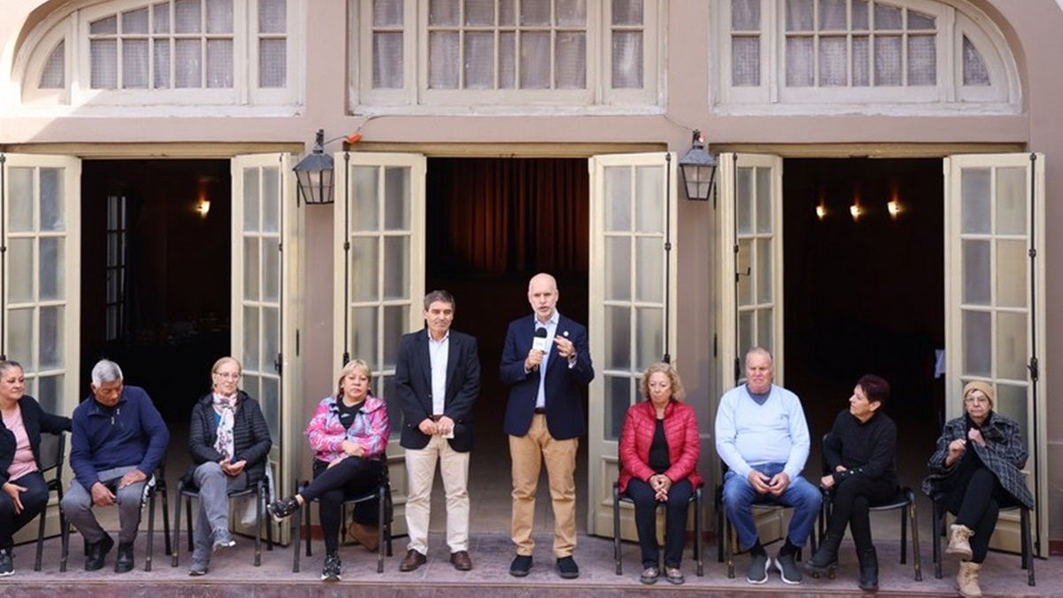 Estuvo acompañado por Fernán Quirós, Ulpiano Suárez, Roberto Ríos, Aldo Saez, y un grupo de adultos mayores. Estuvo acompañado por Fernán Quirós, Ulpiano Suárez, Roberto Ríos, Aldo Saez, y un grupo de adultos mayores.