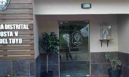 Los procedimientos fueron realizados por orden de la fiscal Verónica Zamboni de Villa Gesell, que investiga una causa iniciada en 2019 por extorsión, incumplimiento de los deberes de funcionario público y falsedad ideológica. Los procedimientos fueron realizados por orden de la fiscal Verónica Zamboni de Villa Gesell, que investiga una causa iniciada en 2019 por extorsión, incumplimiento de los deberes de funcionario público y falsedad ideológica.