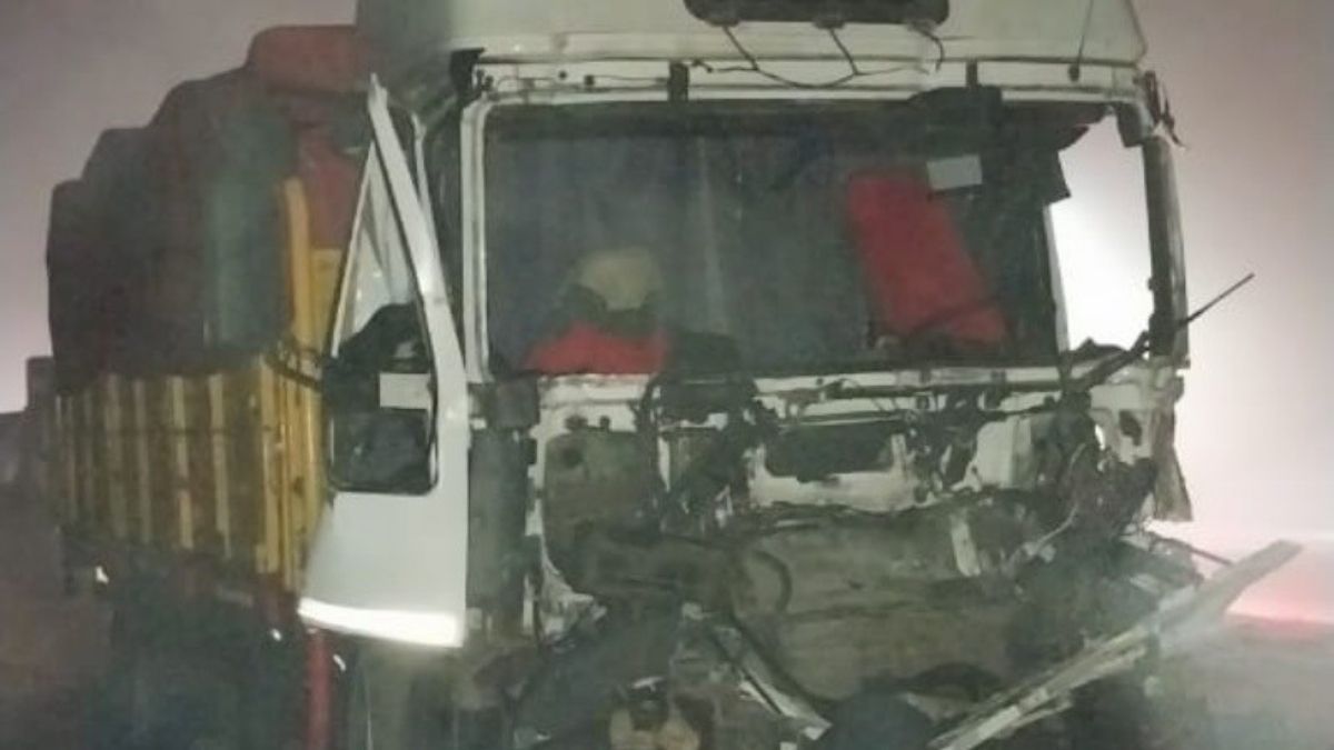 El accidente se produjo en medio de la densa niebla. El accidente se produjo en medio de la densa niebla.
