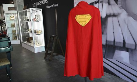 la capa de superman y la pipa de bilbo se subastaran en hollywood la capa de superman y la pipa de bilbo se subastaran en hollywood