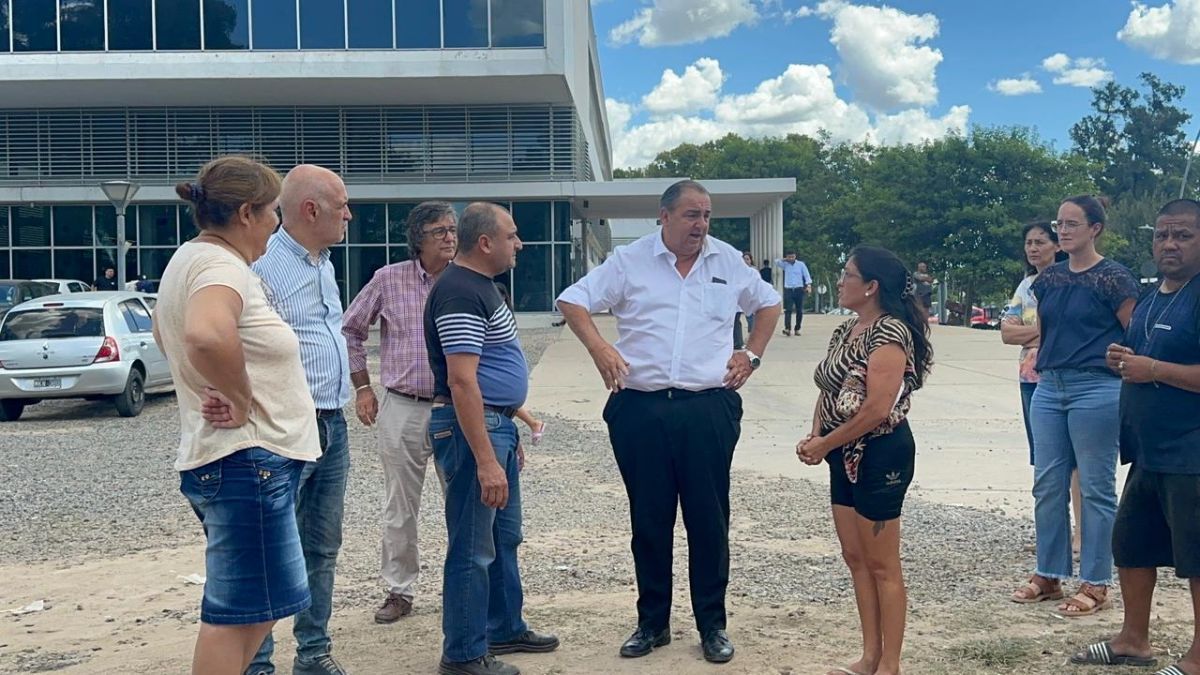 El intendente de la ciudad, Juan Pablo Poletti, dialogó con los feriantes este jueves al mediodía y explicó como funcionará el reordenamiento.