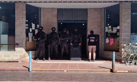 El lunes, agentes de la Policía de Investigaciones (PDI), junto con un grupo táctico, allanaron la firma comercial. El lunes, agentes de la Policía de Investigaciones (PDI), junto con un grupo táctico, allanaron la firma comercial.
