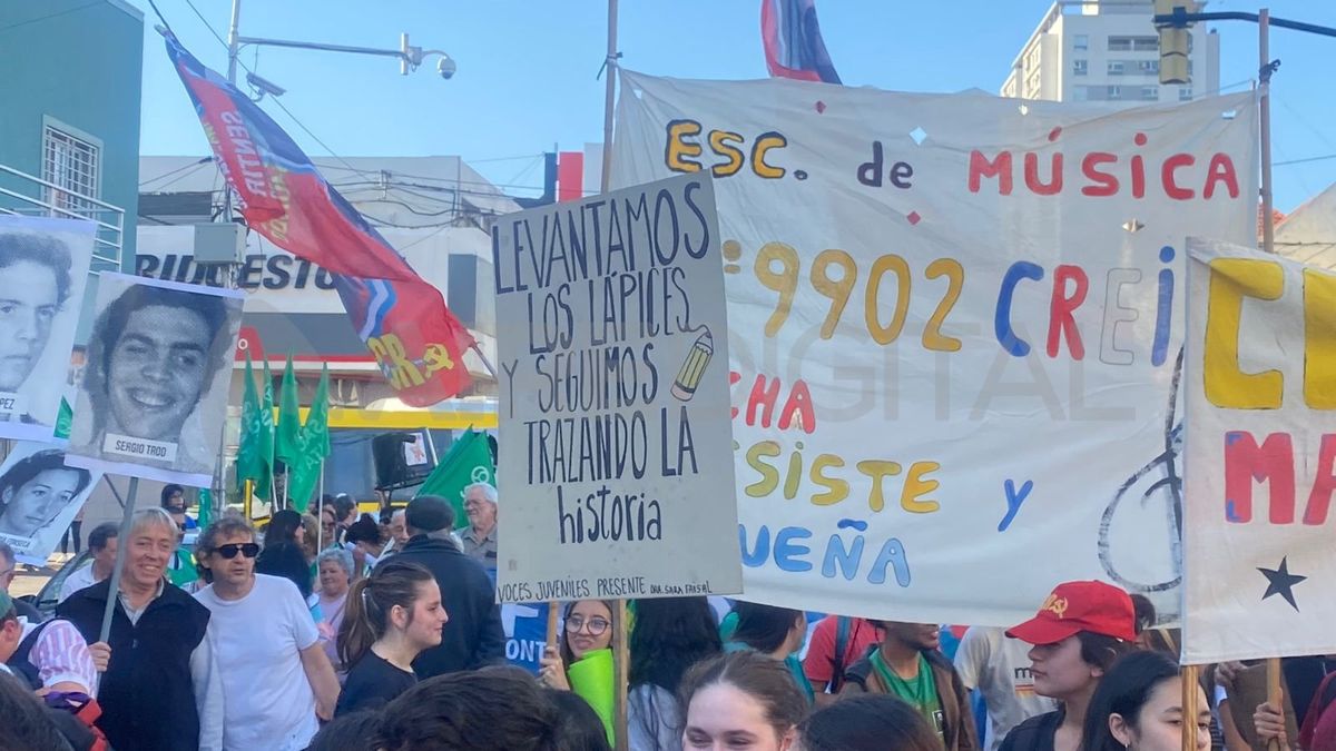 Con carteles e imágenes de las víctimas de La Noche de los Lápices, estudiantes y agrupaciones se movilizaron en Santa Fe. Con carteles e imágenes de las víctimas de La Noche de los Lápices, estudiantes y agrupaciones se movilizaron en Santa Fe.