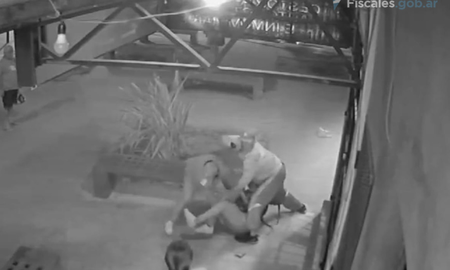 Una de las cámaras captó la secuencia del asalto. La suboficial de la PFA fue golpeada, agredida a culatazos y arrojada al piso, por dos jóvenes que forcejearon con ella hasta quitarle el celular. Una de las cámaras captó la secuencia del asalto. La suboficial de la PFA fue golpeada, agredida a culatazos y arrojada al piso, por dos jóvenes que forcejearon con ella hasta quitarle el celular.