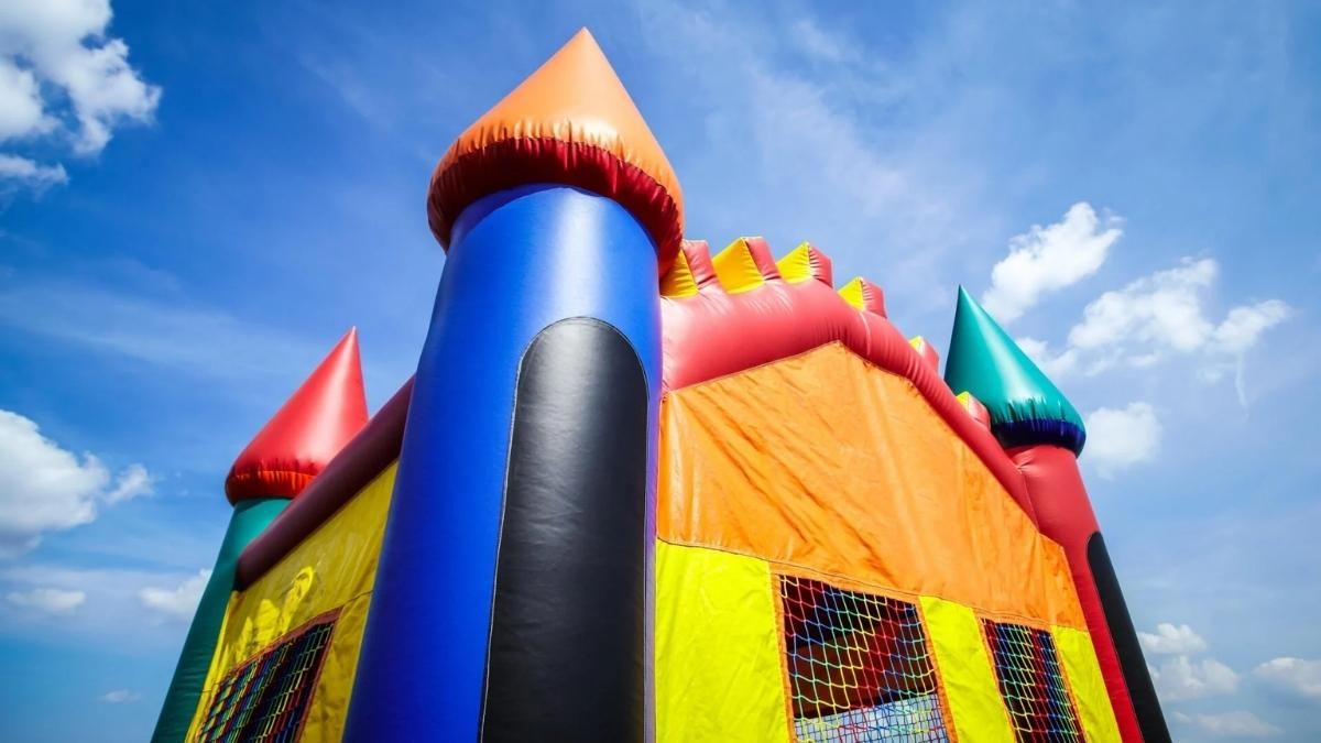 Un castillo inflable se reventó en Almagro y ocho menores quedaron atrapados. Un castillo inflable se reventó en Almagro y ocho menores quedaron atrapados.