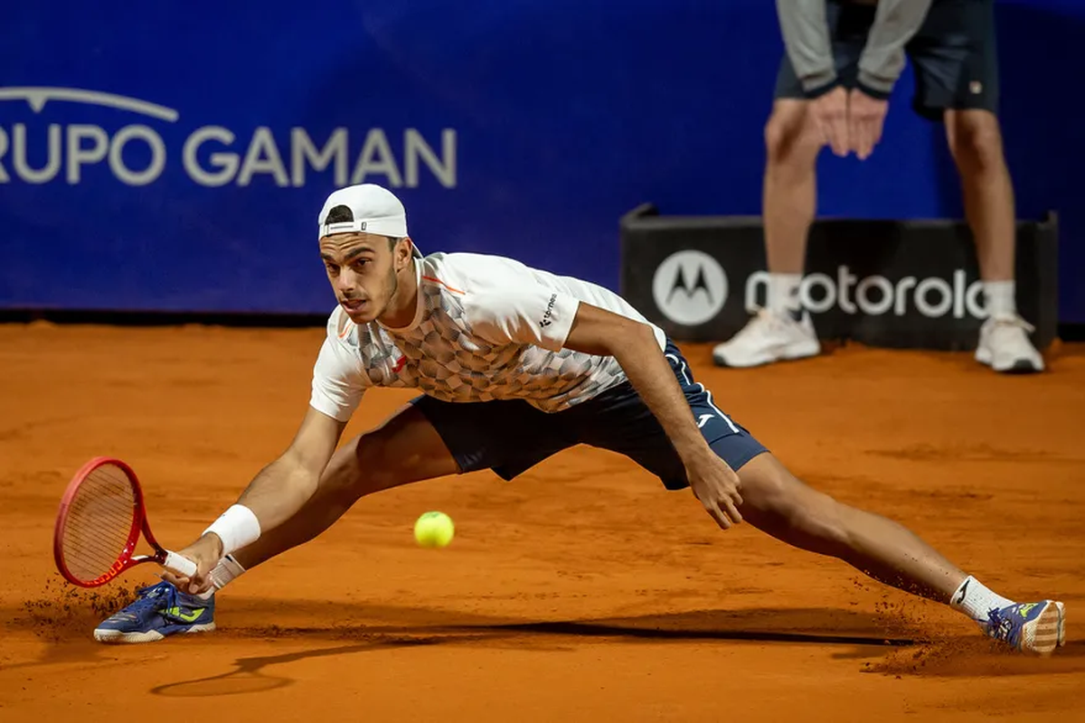 Francisco Cerúndolo capitalizó sobre las dificultades de Diego Schwartzman con el viento, jugando profundo y quedándose con el primer set por 6-3. Prensa Argentina Open