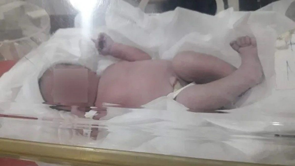 Brutal: abandonaron a un recién nacido que tenía el cordón umbilical