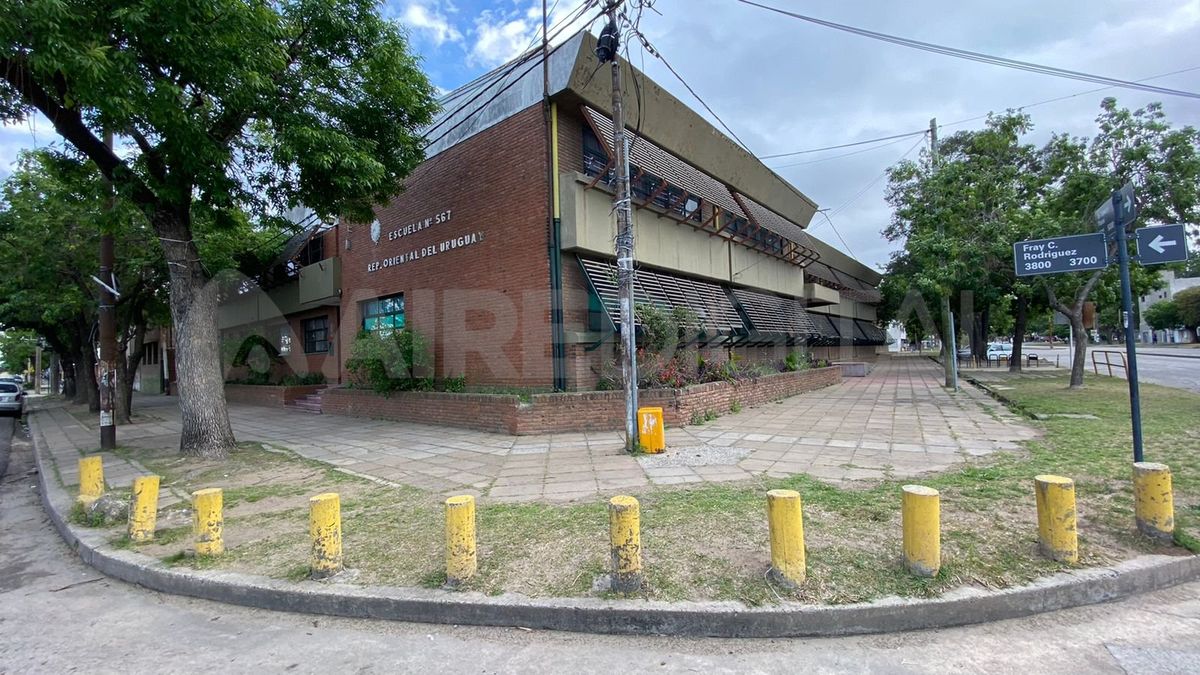 El enfrentamiento se produjo cuando ingresaban los alumnos del turno tarde a la escuela República Oriental de Uruguay.
