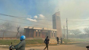 El fuego pudo ser controlado por los bomberos una hora después de su origen.