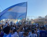 La mayor concentración se dio en Bulevar y Rivadavia, donde los hinchas se reunieron para celebrar la clasificación.