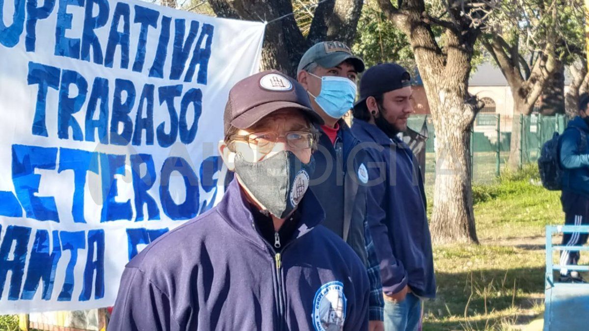 Desde el móvil de AIRE, Fabián Aquino, uno de los integrantes de la cooperativa, explicó que piden la reglamentación para 