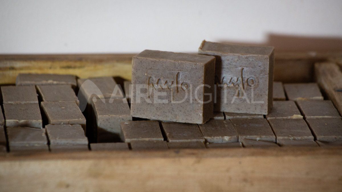 Los jabones están hechos con hierbas autóctonas. 