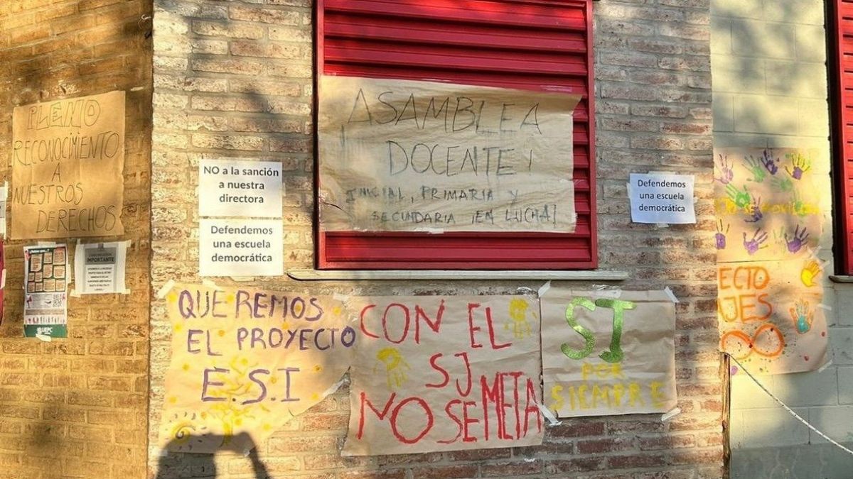 Un conjunto de 120 alumnos, junto a padres y docentes, pasaron la noche en la escuela San José de calle Sol de Mayo 726 de la provincia de Córdoba.