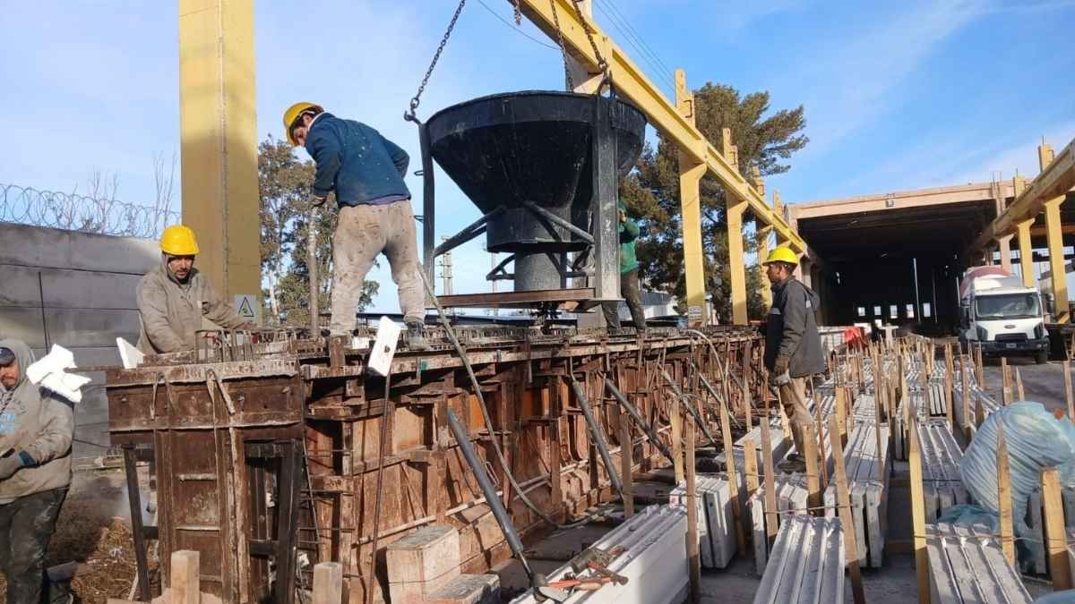 Actualmente, el 5% de la obra ya está completado, y las primeras columnas están en proceso de ejecución. Actualmente, el 5% de la obra ya está completado, y las primeras columnas están en proceso de ejecución.