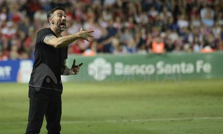 Kily González, entre el descontento por el primer tiempo y la buena sensación de la actitud en el segundo, en el partido de Unión ante Boca. Kily González, entre el descontento por el primer tiempo y la buena sensación de la actitud en el segundo, en el partido de Unión ante Boca.