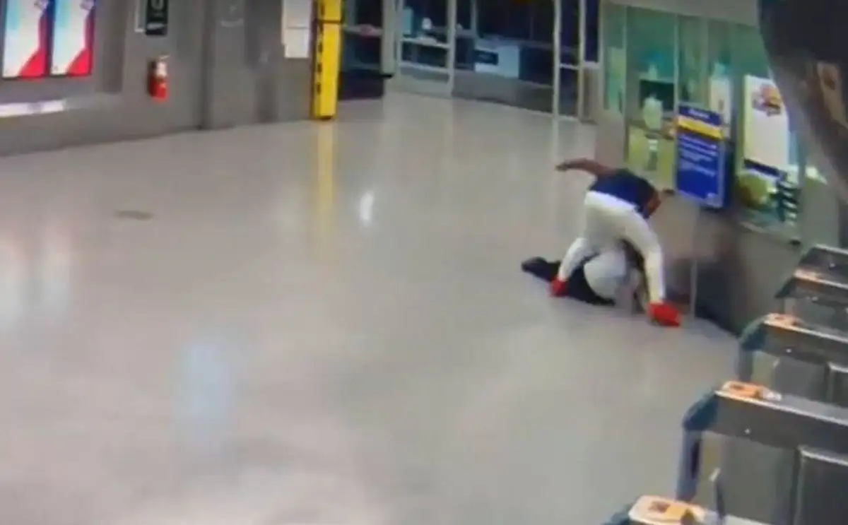 Una mujer fue golpeada brutalmente por un hombre que mató a su abuela y apuñaló a su hermana.