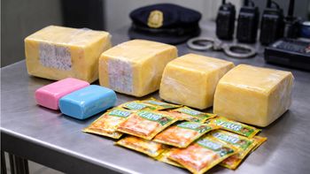 La mujer pasará tres meses en prisión por robar cuatro hormas de queso, dos jabones y sobres de jugo en un mayorista de barrio Roma. Foto: Imagen ilustrativa generada con inteligencia artificial.