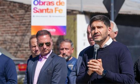 El Gobernador, Maximiliano Pullaro, junto al Ministro de Obras Públicas, Lisandro Enrico, inauguró la pavimentación de Calle Larrea. El Gobernador, Maximiliano Pullaro, junto al Ministro de Obras Públicas, Lisandro Enrico, inauguró la pavimentación de Calle Larrea.