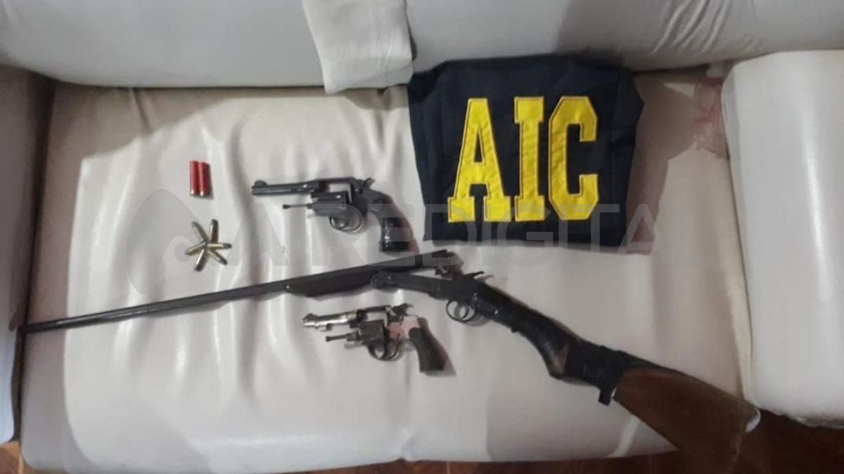 Secuestraron al menos tres armas de fuego.
