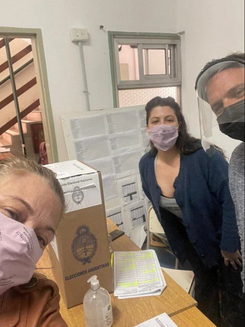 Marcela Feudale también se tentó con la selfie segundos después de dejar el sobre en la urna.