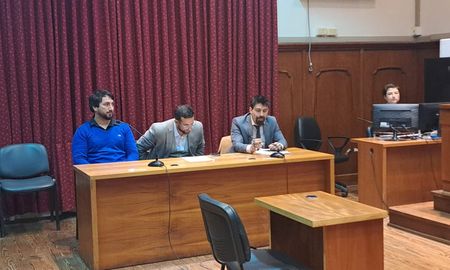 Iglesias junto a sus defensores, Ignacio Alfonso Garrone y Juan Sebastián Oroño. Iglesias junto a sus defensores, Ignacio Alfonso Garrone y Juan Sebastián Oroño.