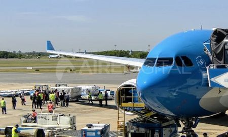 El avión de Aerolíneas Argentinas arribó este jueves a las 10.25 El avión de Aerolíneas Argentinas arribó este jueves a las 10.25