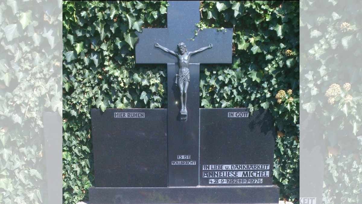 La tumba de Annaliese Michel, cuya historia marcó un antes y un después en la mitología que rodea a los exorcismos. La tumba de Annaliese Michel, cuya historia marcó un antes y un después en la mitología que rodea a los exorcismos.