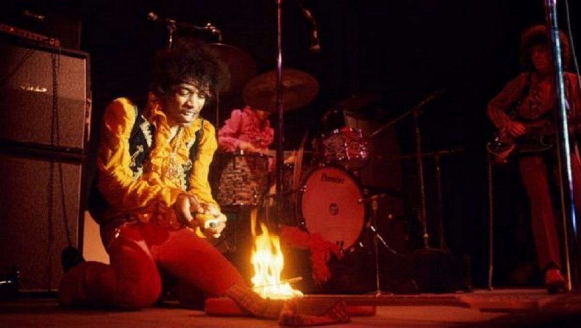 Jimi Hendrix el día que prendió fuego su guitarra - Monterey 1967
