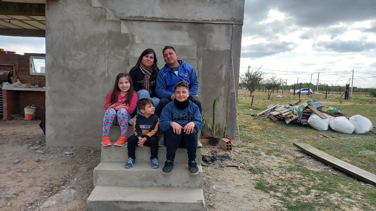 El programa Procrear Casa Propia benefició a más de 7300 familias en la provincia de Santa Fe. Una de esas familias es la de Martín y Melina que están juntos hace 13 años, tiene tres hijos y siempre habían soñado con tener su propio techo. 