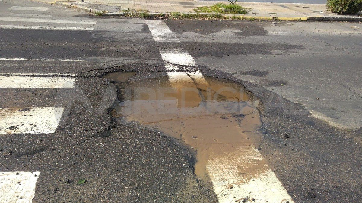 En la intersección de 4 de enero y Uruguay se produjo el hundimiento de la calzada