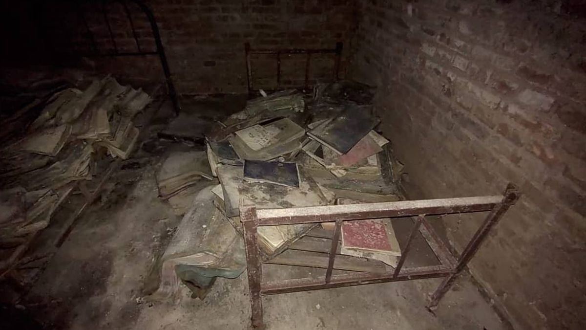 Según pudo saber Aire Digital, la documentación fue localizada por personal de la División Informaciones de la Policía. Al visitar al lugar, la secretaria de Derechos Humanos, Lucila Puyol junto con la subsecretaria, Anatilde Bugna, y la directora de Memoria, Verdad y Justicia, Valeria Silva constató que parte de la documentación corresponde al período de la última dictadura.