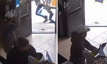 El ladrón apuntó con un arma durante el asalto a la panadería. El ladrón apuntó con un arma durante el asalto a la panadería.