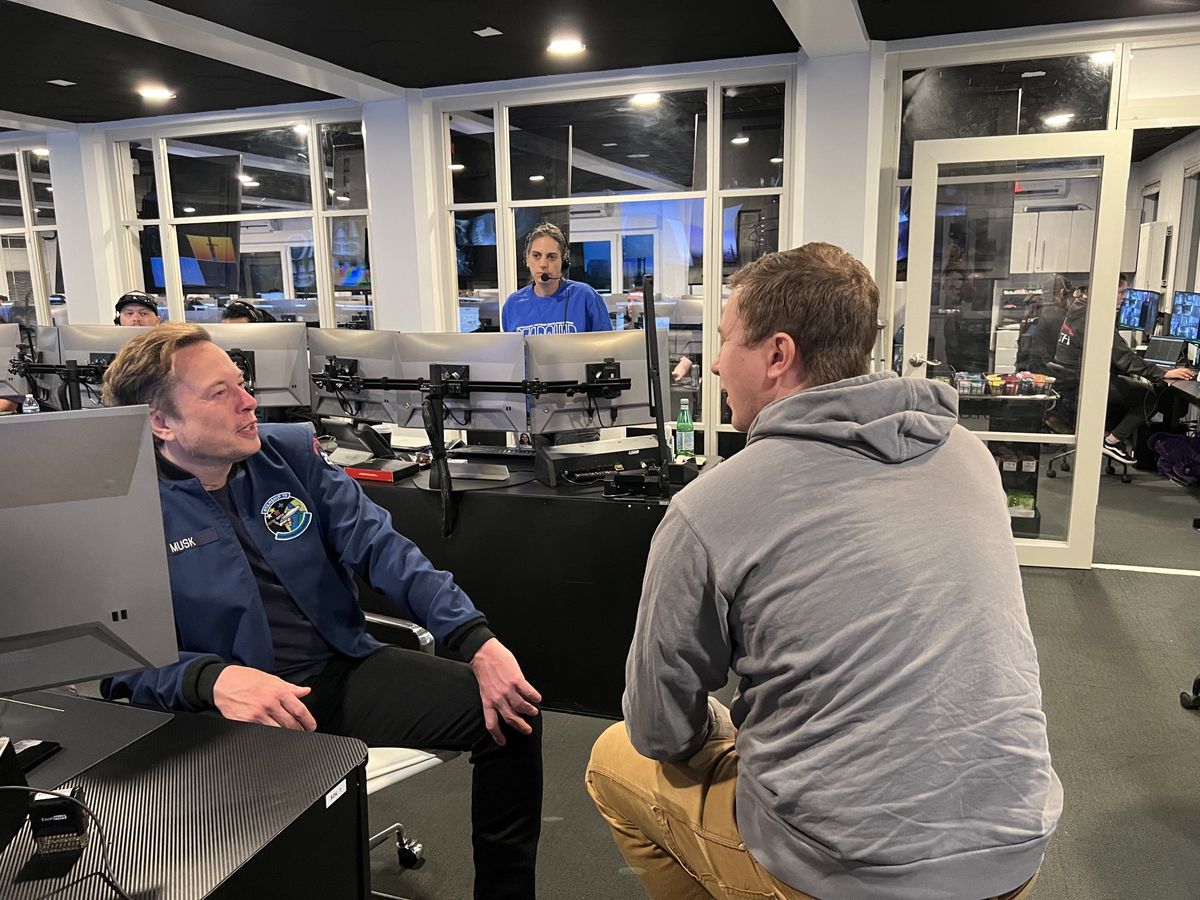 Elon Musk este lunes en la sala de control de Starship, con Shana Diez y Joe Petrzelka, a cargo de la misión.