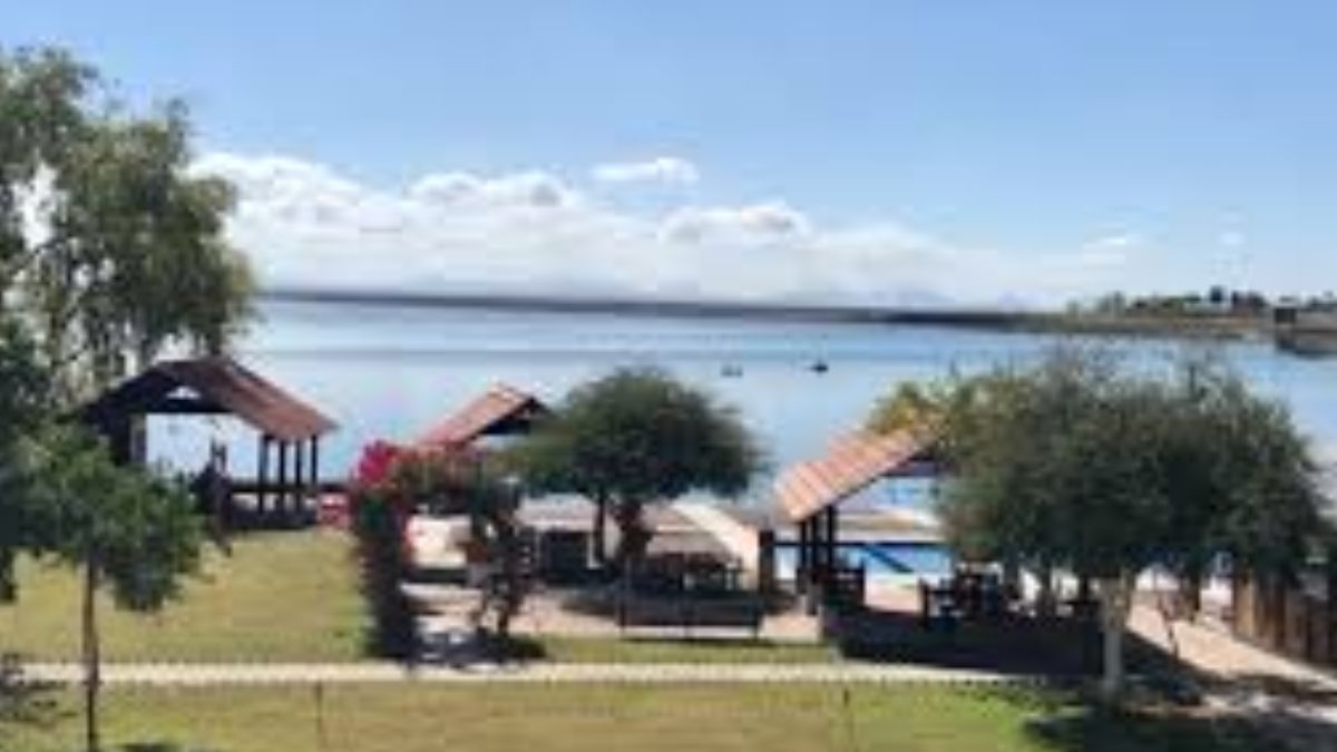Villa Domínguez es un municipio del distrito Bergara del departamento Villaguay en la provincia de Entre Ríos, República Argentina. Villa Domínguez es un municipio del distrito Bergara del departamento Villaguay en la provincia de Entre Ríos, República Argentina.