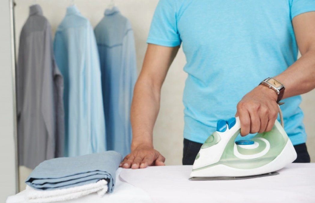 Cómo limpiar la plancha para que no manche la ropa