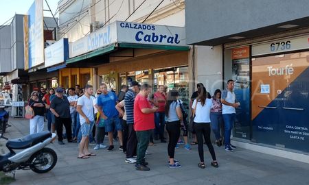 Las filas de los hinchas de Colón en las casas de cambio para comprar Guaraníes Las filas de los hinchas de Colón en las casas de cambio para comprar Guaraníes