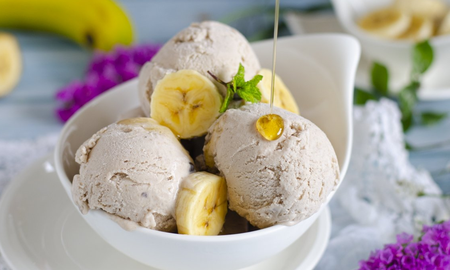 Un helado saludable y natural que se prepara en pocos minutos con bananas maduras. Un helado saludable y natural que se prepara en pocos minutos con bananas maduras.