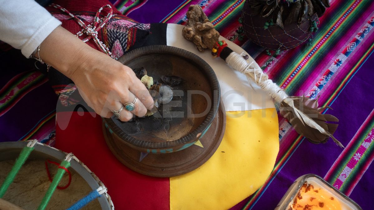 En este ritual de agradecimiento están representados todos los elementos de la naturaleza. En este ritual de agradecimiento están representados todos los elementos de la naturaleza.