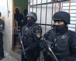 Los uniformados tras irrumpir en la propiedad encontraron un arma de fuego. Los uniformados tras irrumpir en la propiedad encontraron un arma de fuego.