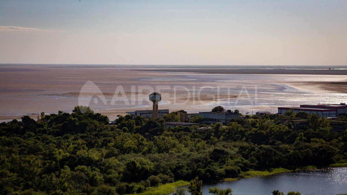 Desde el Hotel UNL-ATE se observa cómo se ensancharon los bancos de arena en la laguna Setúbal.