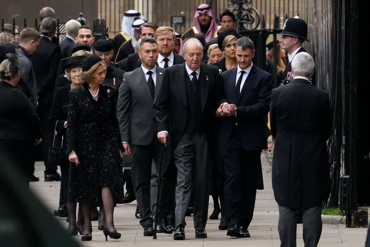 El ex rey emérito español Juan Carlos, su esposa Sofía, a la izquierda, el rey Willem-Alexander, al centro, y la reina Máxima de los Países Bajos, a la derecha, llegan al funeral de la reina Isabel II en la Abadía de Westminster-Bernat Armangue - Pool AP