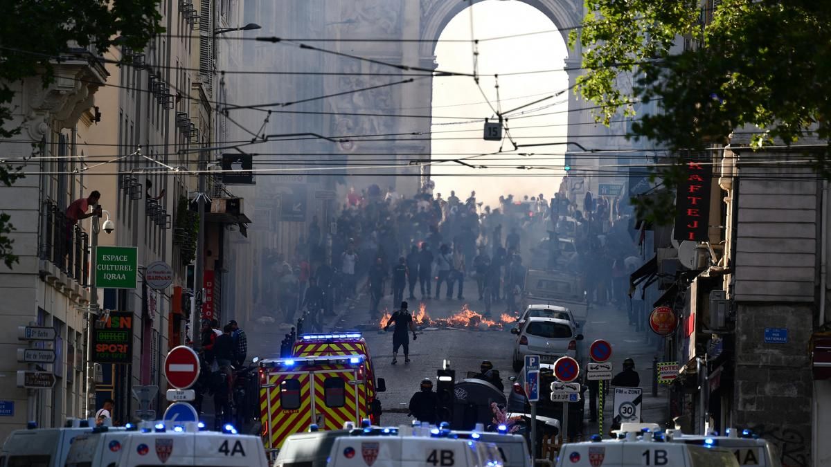 Los disturbios sacudieron las ciudades de toda Francia en la cuarta jornada de protestas por la muerte de un adolescente de 17 años a manos de la policía. Los disturbios sacudieron las ciudades de toda Francia en la cuarta jornada de protestas por la muerte de un adolescente de 17 años a manos de la policía.