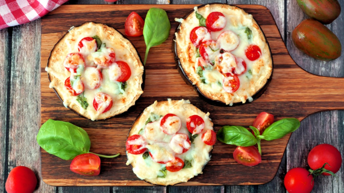 Las mini pizzas de berenjena son una opción deliciosa y saludable, perfecta para disfrutar en familia. Las mini pizzas de berenjena son una opción deliciosa y saludable, perfecta para disfrutar en familia.